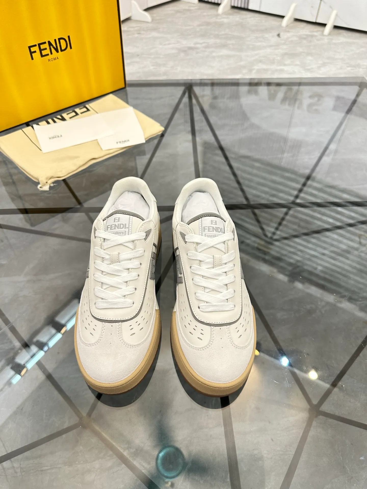 Selling men's shoes 💰: 💰P620¥ Top quality Product trademark: Fendi* "Fendi*" low-top casual shoes Regular size: 35-44 (can be customized to 38.45.46) Product material: imported first-layer nubuck leather upper, breathable lining, original outsole. No.:H208